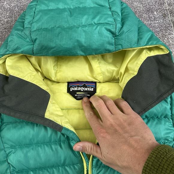 Women's Patagonia Emerald Green Down Sweater Puffer Hoody Hooded Jacket Sz XS - Picture 3 of 5